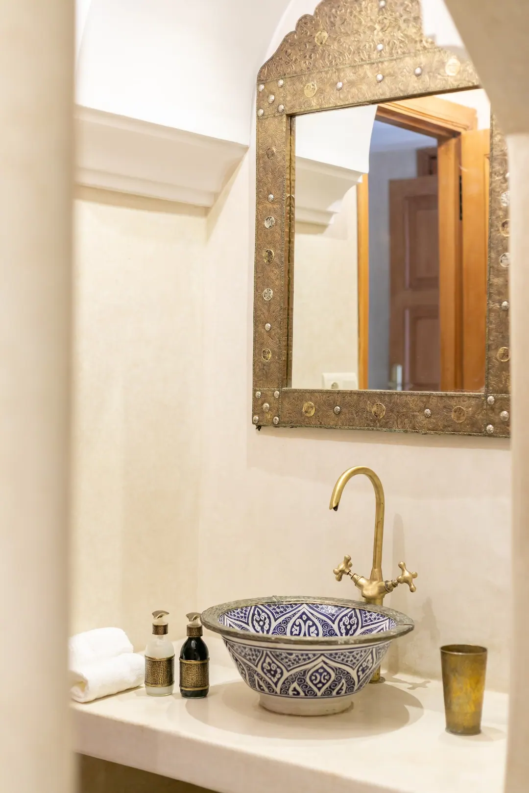 Ivory room bathroom with a blue-and-white Fez ceramic basin