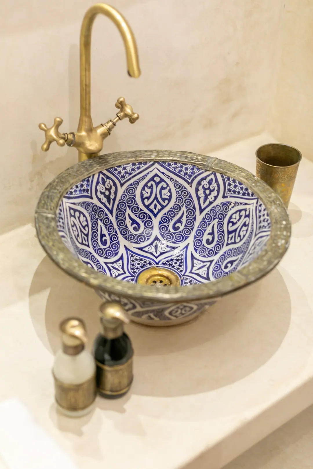 Ivory room bathroom with a blue-and-white Fez ceramic basin