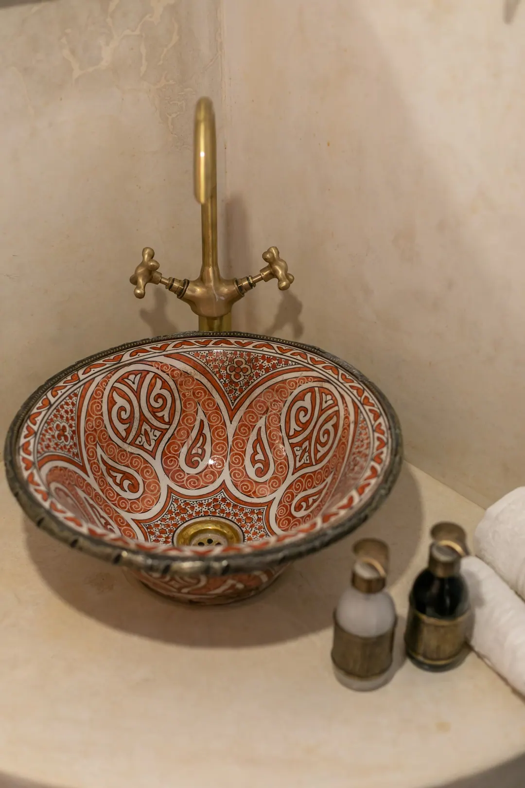 Terracotta room bathroom with a painted ceramic basin